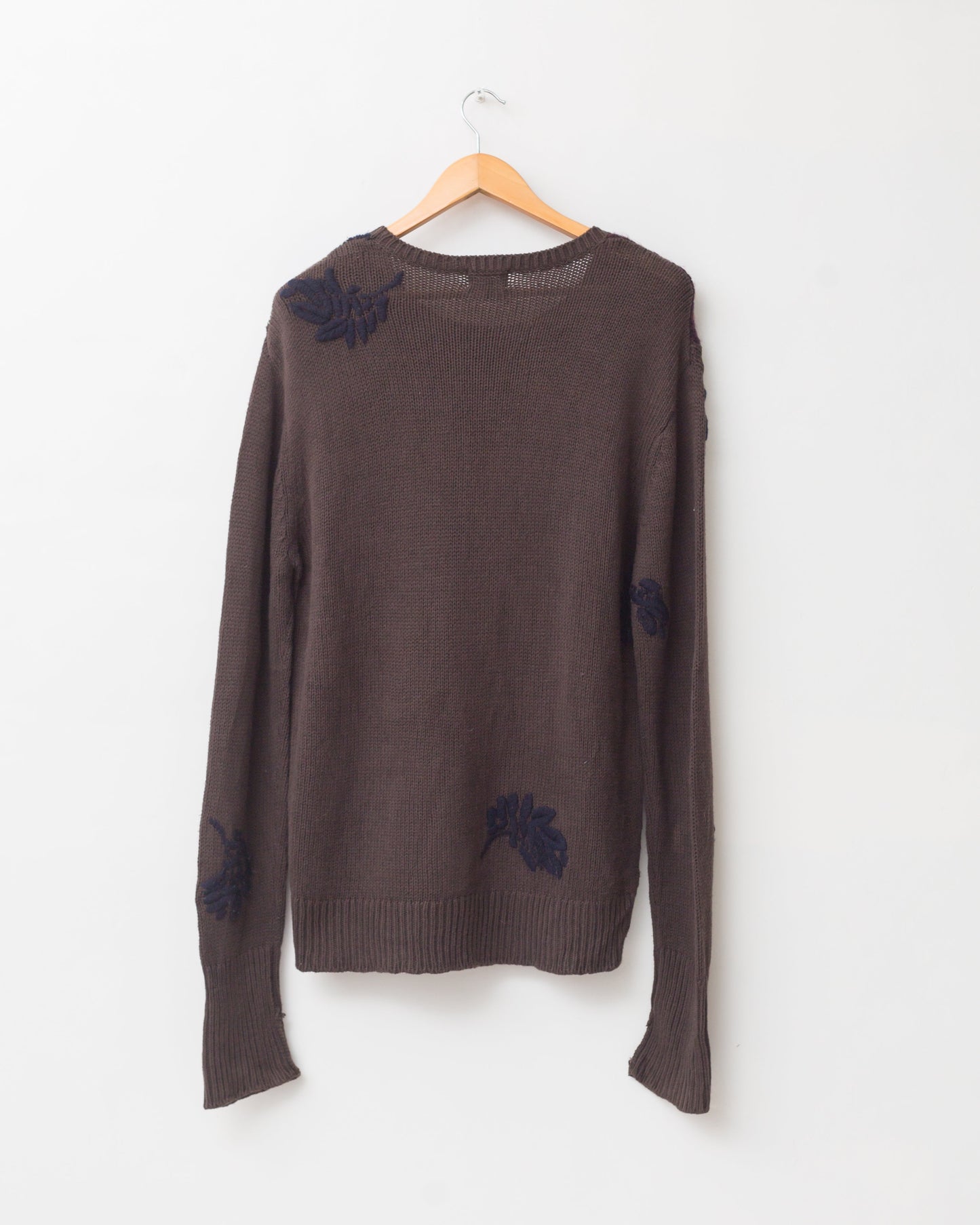 En bleu knit top