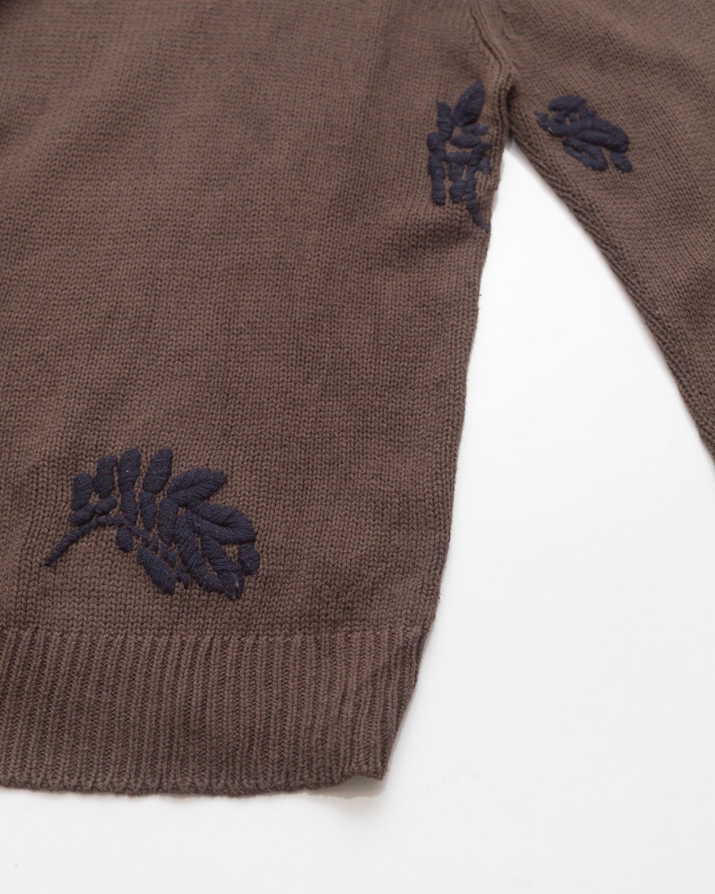 En bleu knit top