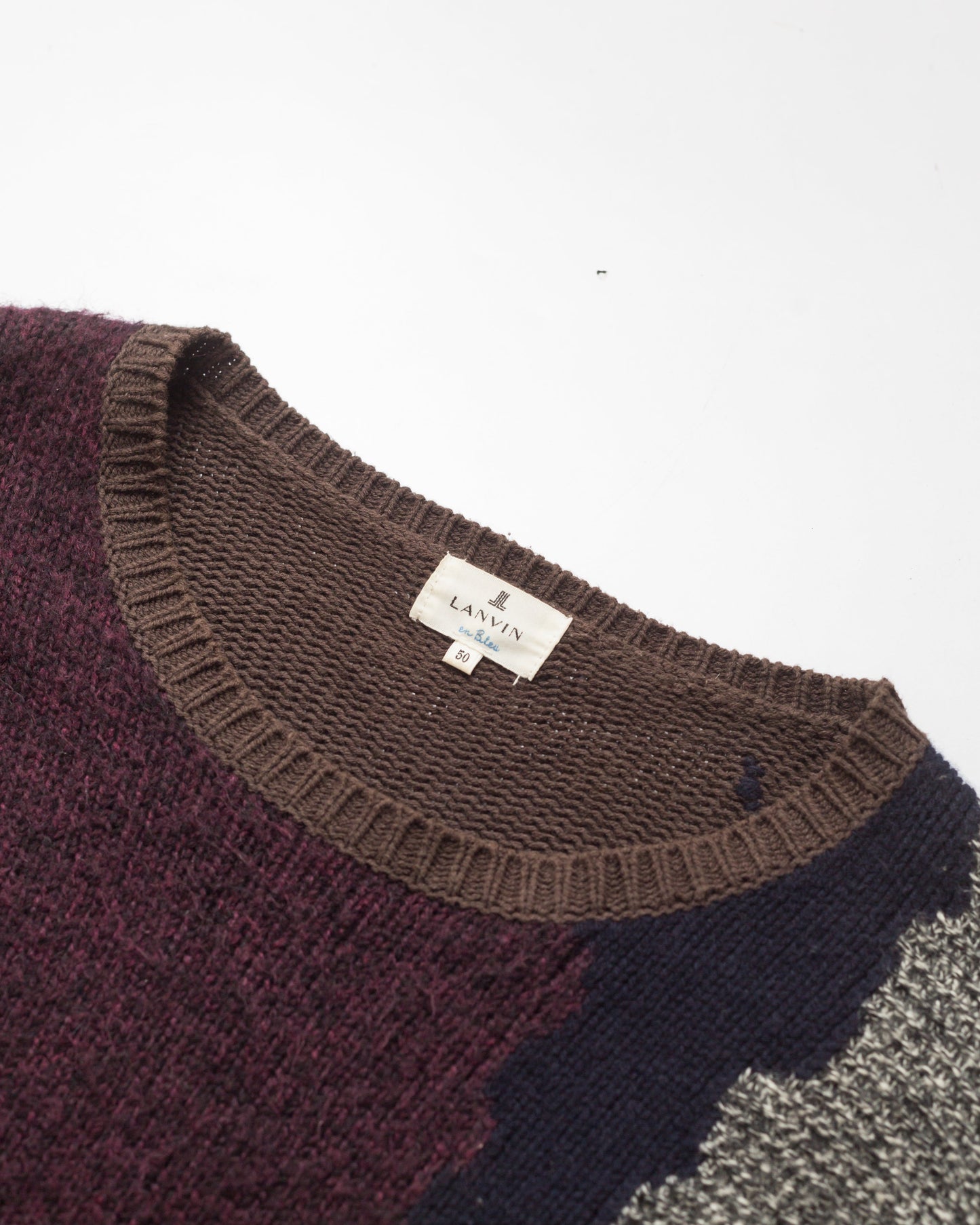 En bleu knit top