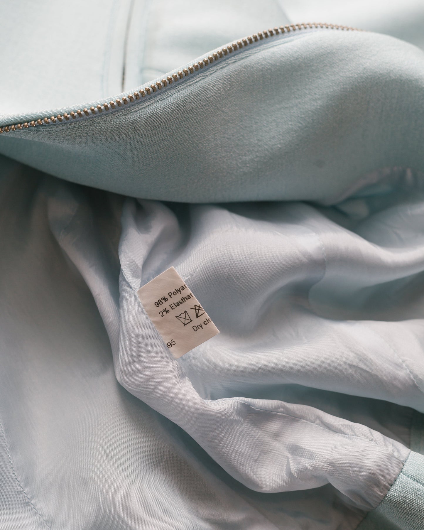 Rounded shoulder zip up jacket