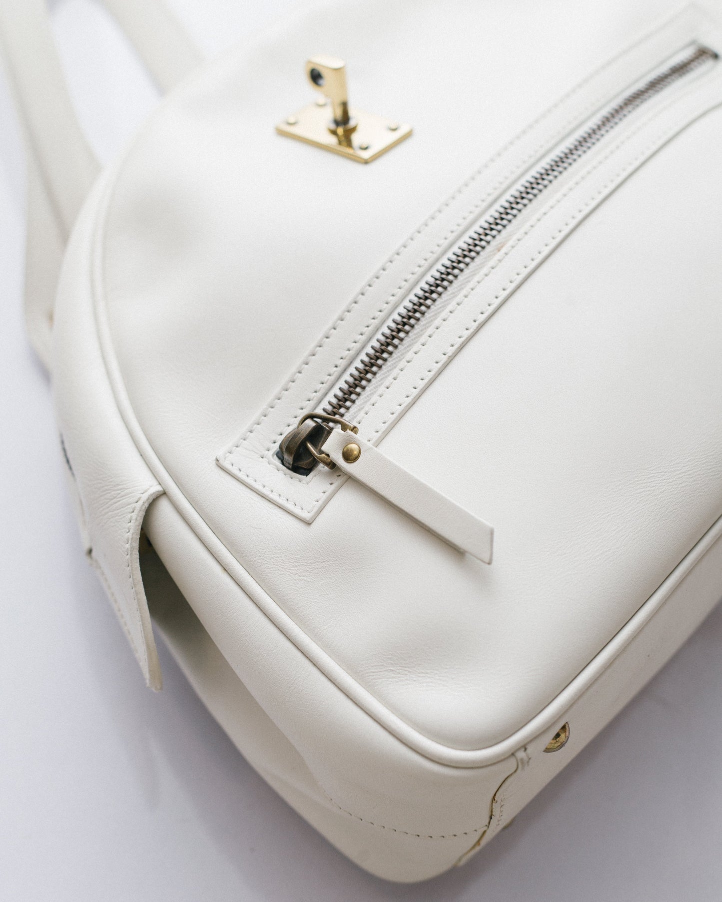 Vintage turnlock calfskin in ivory white