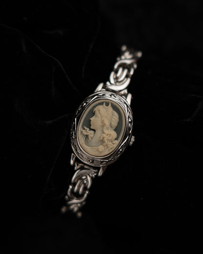 Vintage Cameo ‘Peek-a-boo’