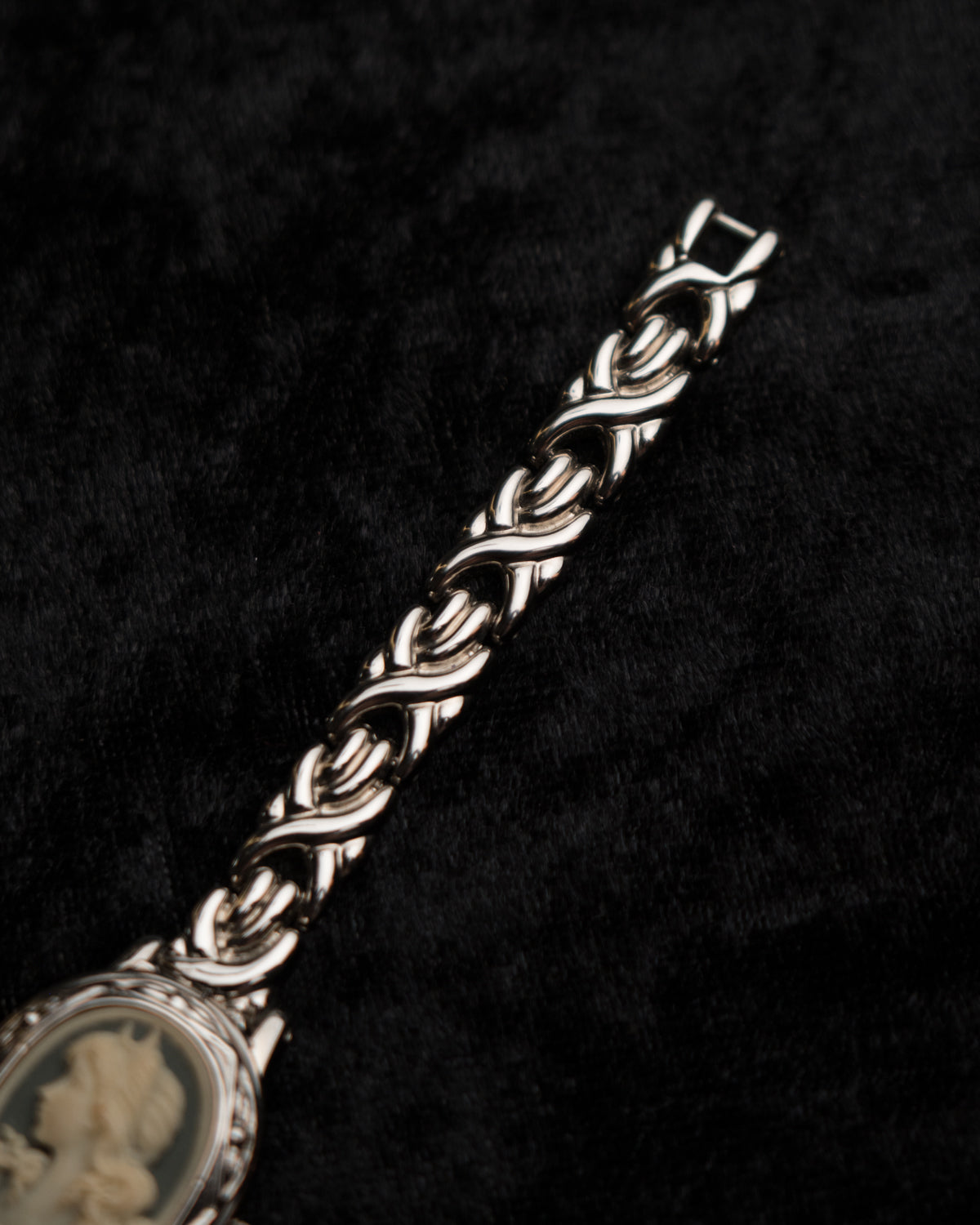 Vintage Cameo ‘Peek-a-boo’