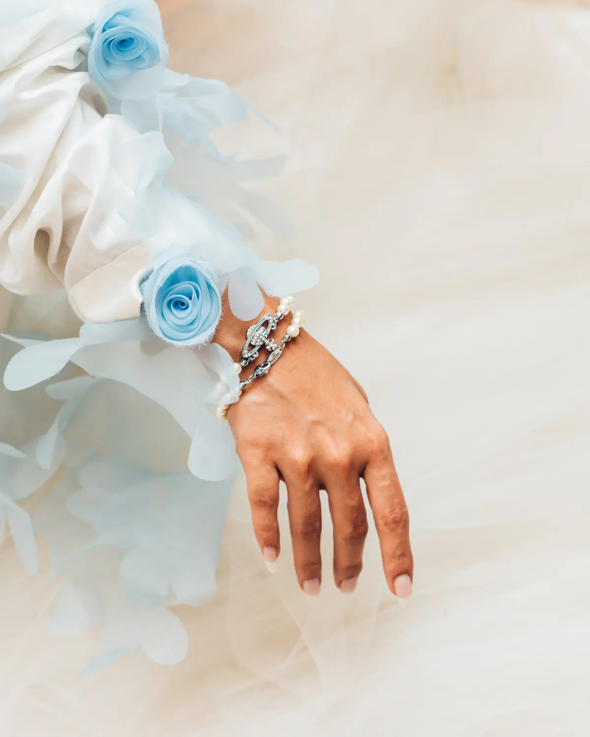 Bas relief single strand pearl necklace