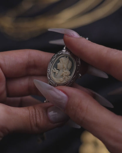 Vintage Cameo ‘Peek-a-boo’