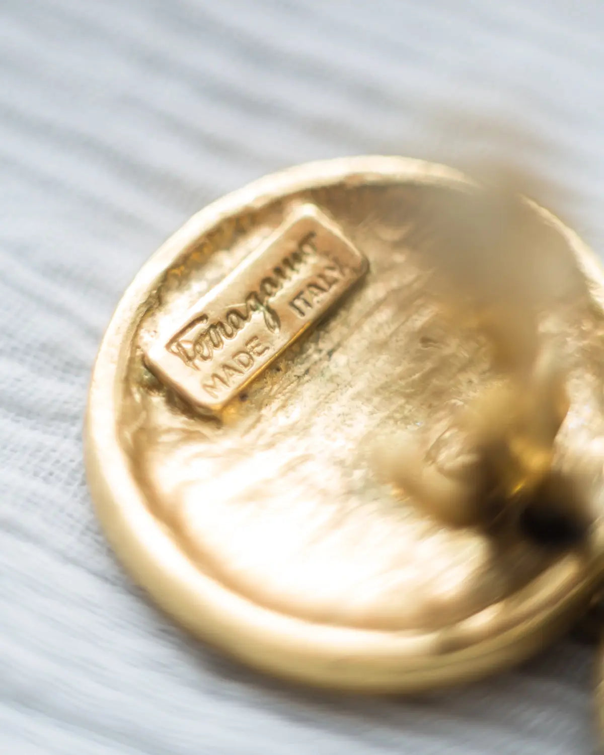 Salvatore ferragamo vintage pump motif clip ons