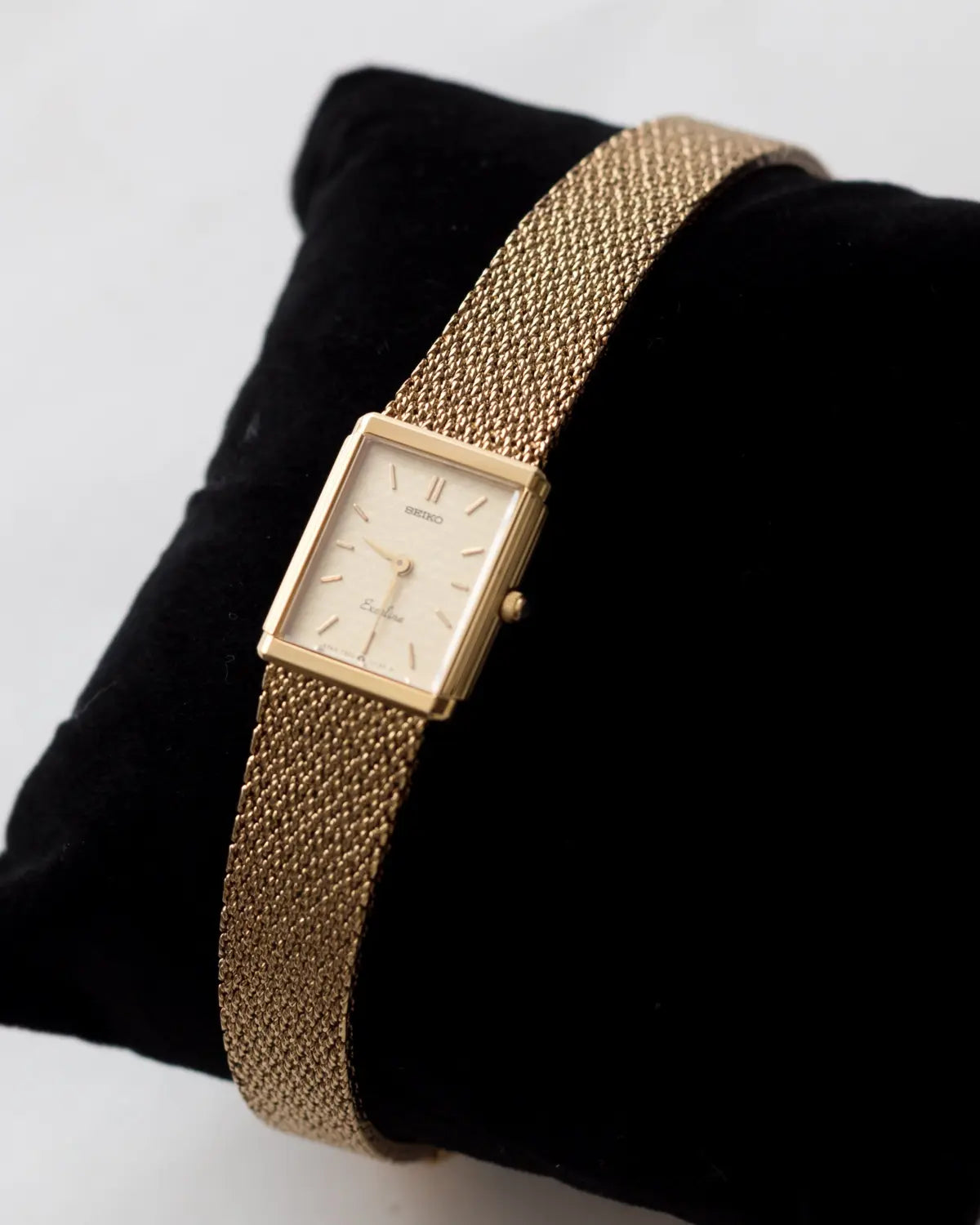 Quartz vintage seiko with mesh strap watch