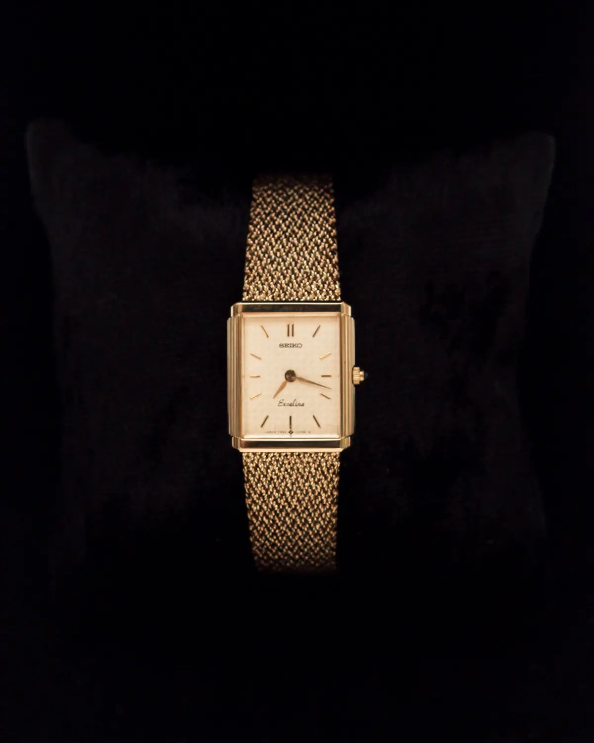 Quartz vintage seiko with mesh strap watch