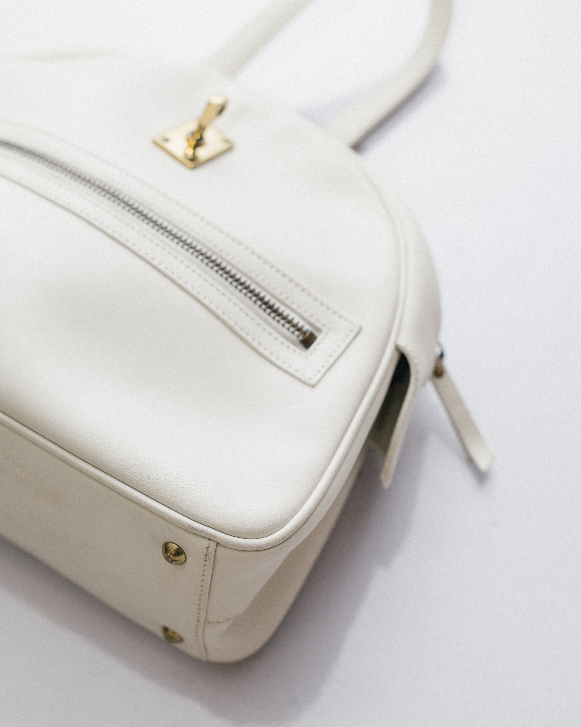 Vintage turnlock calfskin in ivory white